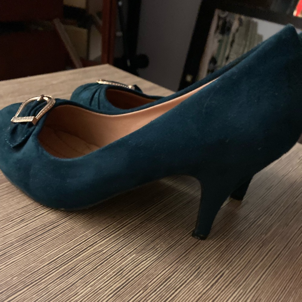 Gorgeous hunter green heels, 10, with buckle and rhinestones.